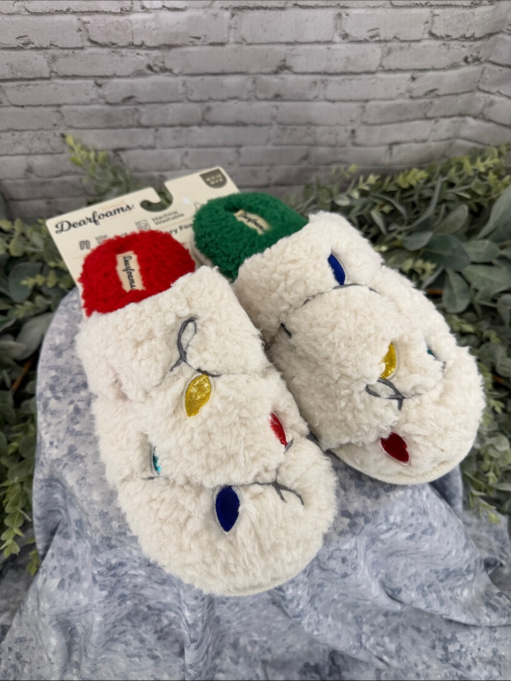 DEARFOAMS Moments “Christmas Tree Lights” White Fleece Slipper Slides WMS 9-10